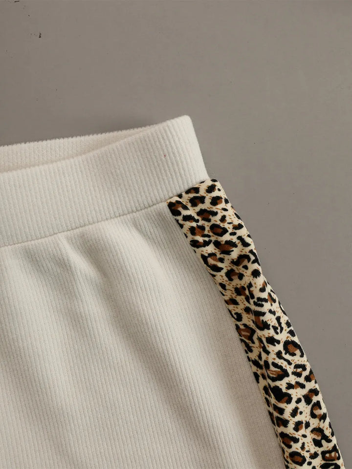 Magda™ | Conjunto Deportivo Chic: Top Cuello Alto y Pantalón Ancho Crudo