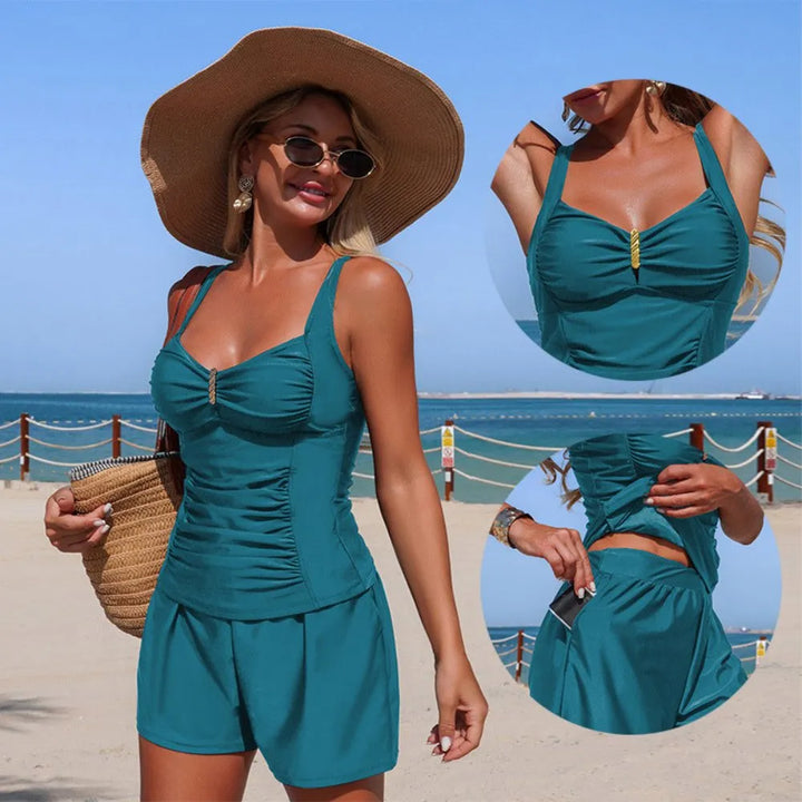 Tankini Elegante con Shorts y Detalle Dorado